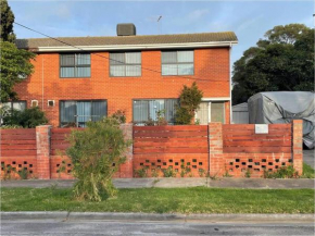 Home in Laverton 19 Minutes to Melbourne CBD, Laverton